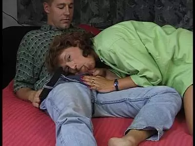 Atemberaubende Mutti liebkost einen dicken Prengel